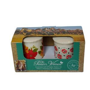 NWT Pioneer Woman Salt and Pepper Poinsettia shaker set